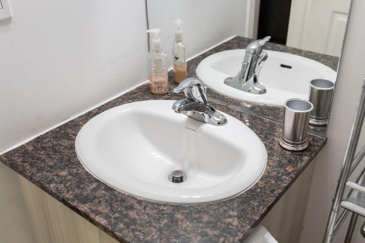 דירות טורונטו Beautiful Townhouse Near Yorkdale Mall, Wilson Subway מראה חיצוני תמונה