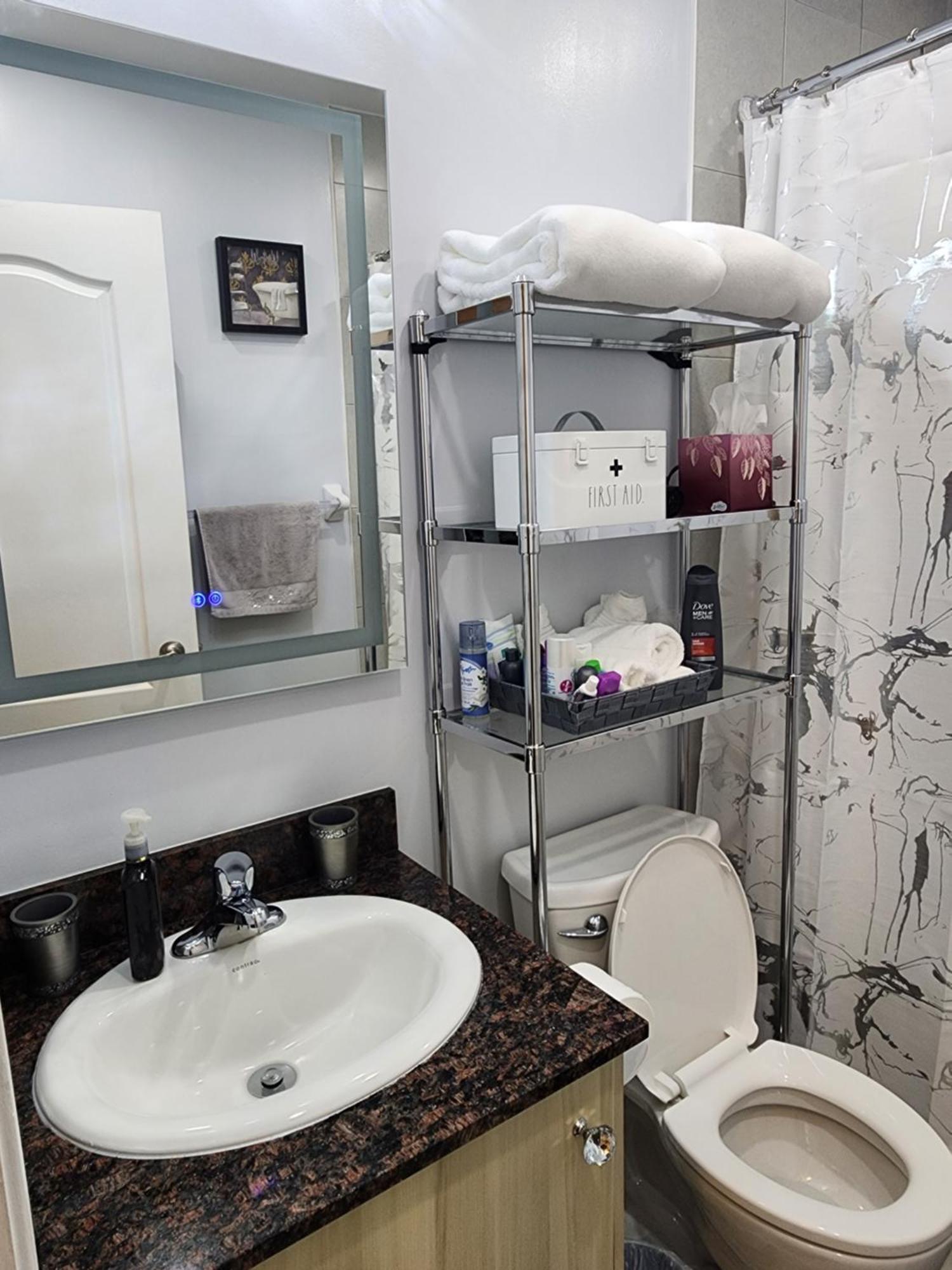 דירות טורונטו Beautiful Townhouse Near Yorkdale Mall, Wilson Subway מראה חיצוני תמונה